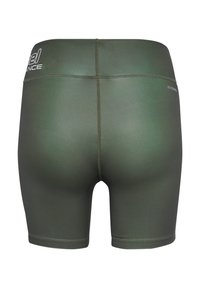 Groene aansluitende sportshorts met zichtbare naden en witte logotekst dicht bij de tailleband aan de achterkant.