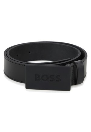 Cintura in pelle nera con una finitura elegante e liscia, dotata di una fibbia rettangolare opaca impreziosita con il logo "BOSS". L'estremità ha un bordo cucito.