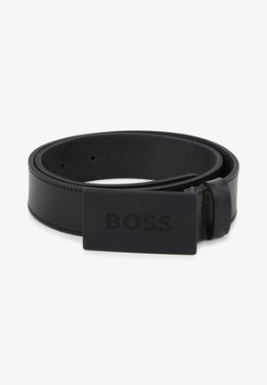 Cintura in pelle nera con una finitura elegante e liscia, dotata di una fibbia rettangolare opaca impreziosita con il logo "BOSS". L'estremità ha un bordo cucito.
