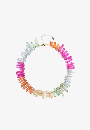 Collier coloré composé de cristaux aux formes irrégulières en rose, orange, vert, bleu et transparent, enfilés sur une chaîne en or avec un fermoir.