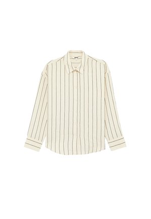 Kremowa koszula z długim rękawem, zapinana na guziki, z czarnymi pionowymi paskami i ostro zakończonym kołnierzykiem, ułożona płasko na białym tle.