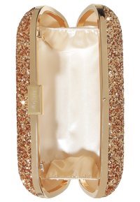 Malá obdélníková kabelka se zlatým rámem, pokrytá bronzovým třpytem, otevřená, aby odhalila hladké béžové saténové podšívání.