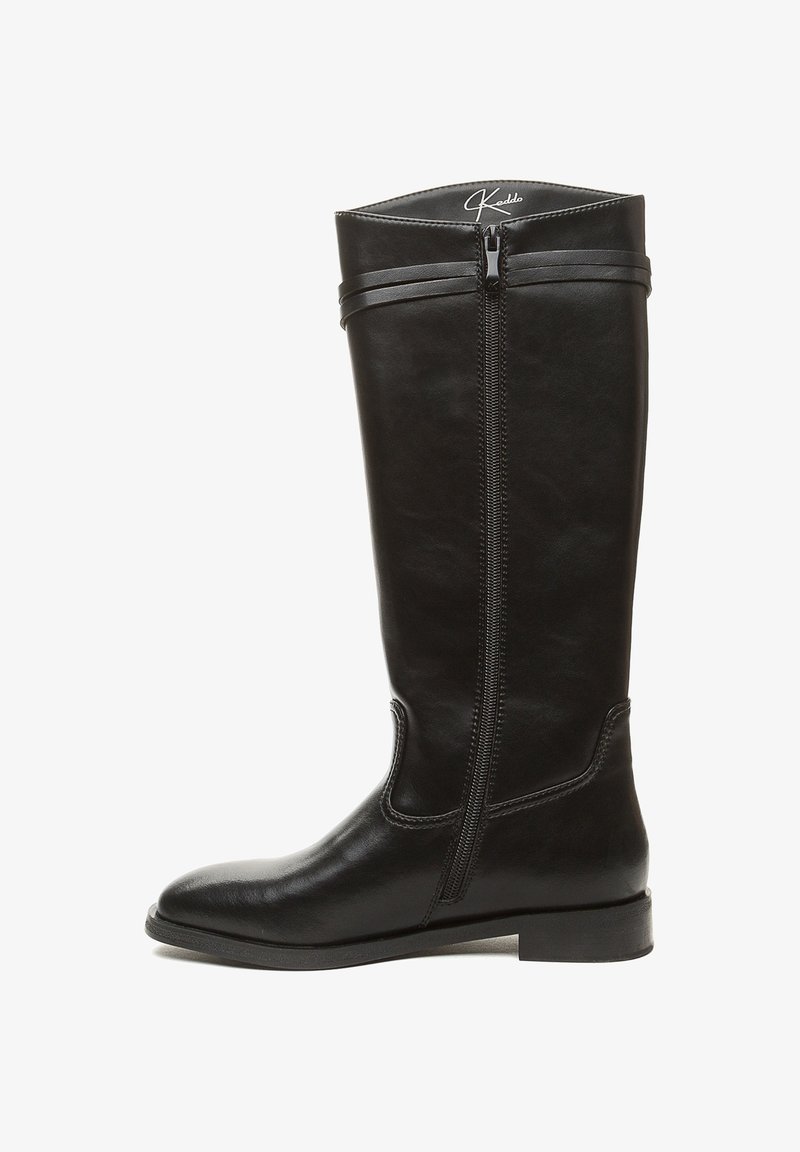 Bota negra de cuero hasta la rodilla con cremallera lateral, suela plana y correas decorativas cerca de la parte superior, etiquetada "Keddo" en el interior del caño.