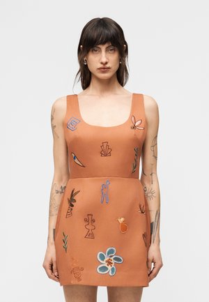 DUSTY EMBROIDERED MINI DRESS - Kasdienė suknelė - rust