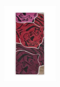 Écharpe multicolore avec des motifs de rose et de visage abstrait dans des teintes de rose, rouge et violet, présentant une texture douce et des contours noirs contrastants.