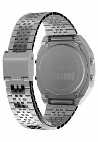 Sølv rustfrit stål ur med en segmenteret rem, oktagonal kasse og en glat bagside. Funktioner inkluderer en spænde og indgraverede mærkeoplysninger.