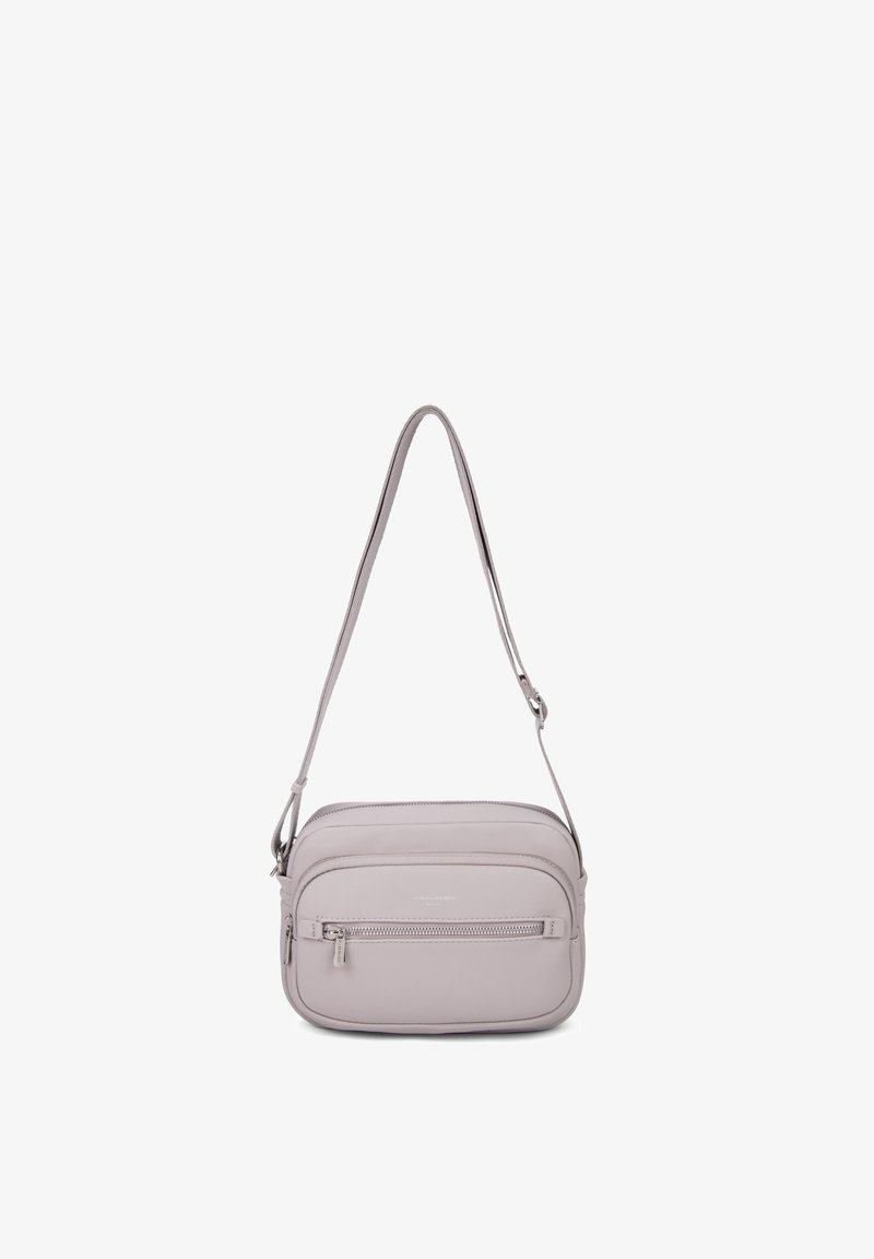 Sac bandoulière rectangulaire gris clair avec poche zippée sur le devant et bandoulière réglable sur fond blanc.