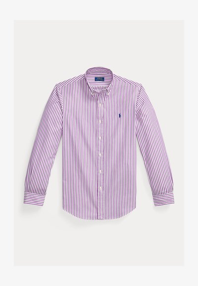 Chemise à manches longues, boutonnée, avec des rayures verticales violettes et un petit logo Polo Ralph Lauren bleu brodé sur la poitrine gauche.