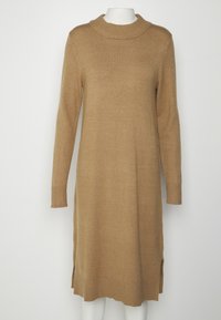 Stickad klänning i beige, med hög krage, långa ärmar, sidoflikar och ribbade manschetter och fåll för en avslappnad passform.