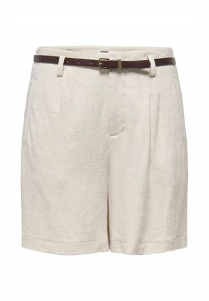 Shorts en lin beiges longueur genou avec plis devant et une ceinture fine en cuir marron foncé avec une petite boucle dorée.