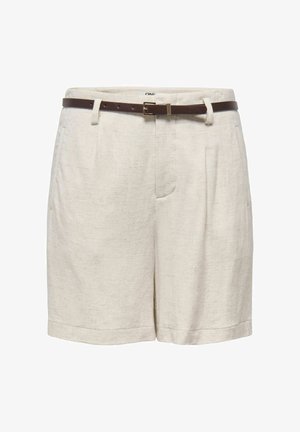 Beige linnedshorts til knæet med forreste læg og et slankt mørkebrunt læderbælte med en lille guldbøjle.