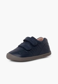 Scarpe per bambini di colore blu navy con due cinturini in velcro, parte superiore in pelle resistente, suola grigia texturizzata e dettaglio del logo impresso sul lato.