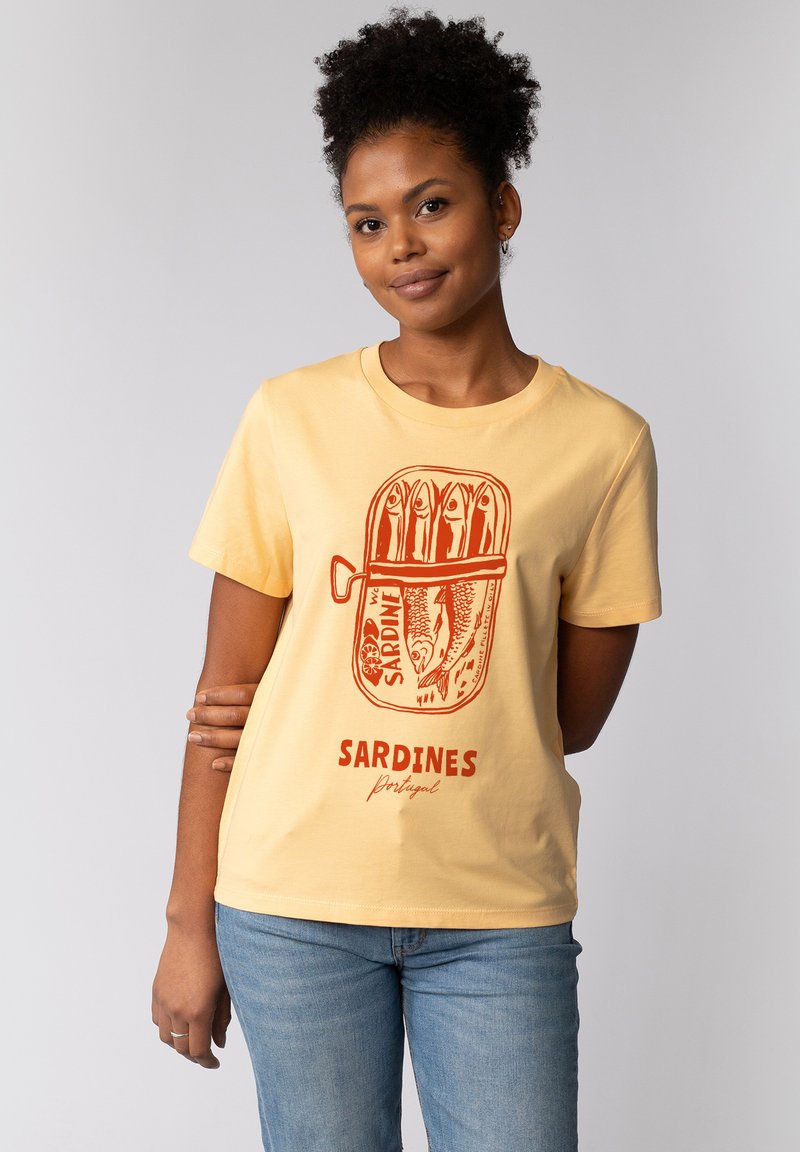 Geel katoenen t-shirt met een grafiek van een rode sardineblik met visdetails en de tekst "SARDINES Portugal." Korte mouwen, ronde hals.