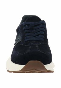 Vista frontale di una sneaker in suede blu navy con lacci neri, intersuola bianca e suola marrone su sfondo bianco.