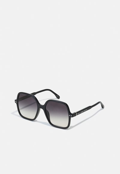 Zwarte oversized vierkante zonnebril met gradient donkere naar lichte glazen en dunne pootjes op een witte achtergrond.