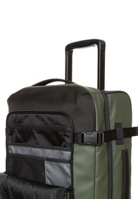 Rullande ryggsäck i svart och olivgrönt, med ett smidigt handtag, dragkedjefack, nätfickor och ett robust, hållbart material.