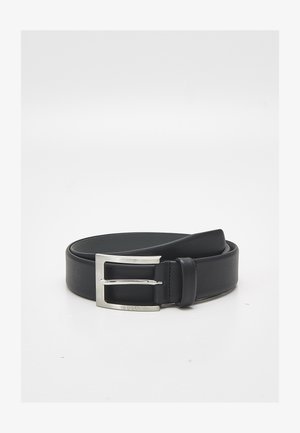 Cinto de couro preto com uma fivela de metal prateada. O cinto apresenta uma textura suave e tem 3 cm de largura, com um único laço para ajuste.