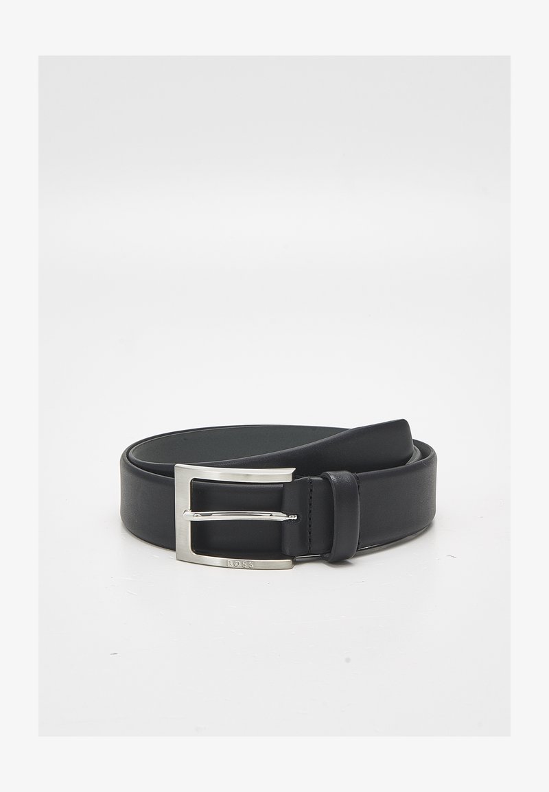 Cinturón de cuero negro con una hebilla de metal plateado. El cinturón presenta una textura suave y tiene un ancho de 3 cm, con un solo lazo para ajuste.