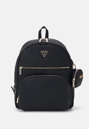 Schwarzer Kunstleder-Rucksack mit goldenen Beschlägen, der über ein dreieckiges Logo, zwei Reißverschlusstaschen und ein abnehmbares kleines Täschchen verfügt.