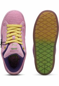 Lyserøde ruskinds-sneakers med gule snøre, lilla accenter og et struktureret design. Sålen er multicolor og skifter fra gul til grøn.