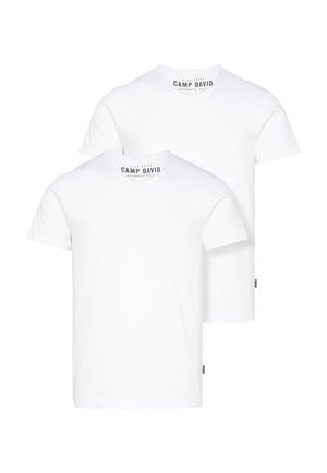 Zwei schlichte weiße Kurzarm-Rundhalsshirts mit "Camp David"-Marke im Kragen, vorderseitig auf weißem Hintergrund gezeigt.