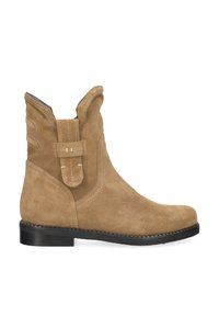 Jasnobrązowy zamszowy botek do połowy kostki z dekoracyjnym paskiem, jasnym przeszyciem i czarną podeszwą, przedstawiony w profilu z prawej strony na białym tle.