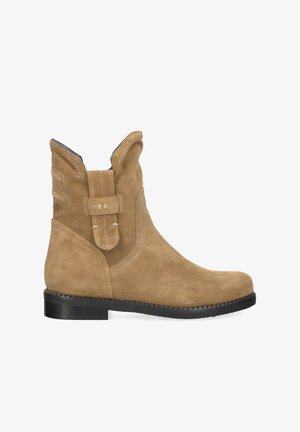 Hellbraune Wildleder-Mid-Ankle-Stiefel mit dekorativem Riemen, hellem Stich und schwarzer Sohle, im rechten Seitenprofil auf weißem Hintergrund gezeigt.