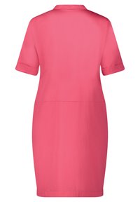 Rotes Hemdkleid mit kurzen, umgeschlagenen Ärmeln und klassischem Kragen. Verfügt über eine einfache, glatte Textur und einen geraden Schnitt.
