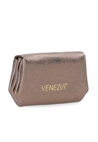Petite pochette en bronze métallique Venezia avec une finition texturée et un logo doré sur le devant, sur fond blanc uni.