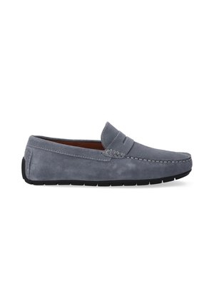 Grå ruskinds loafers med en glat tekstur, rund tå og kontrasterende sort gummisål. Har en broderet accent over det øverste.