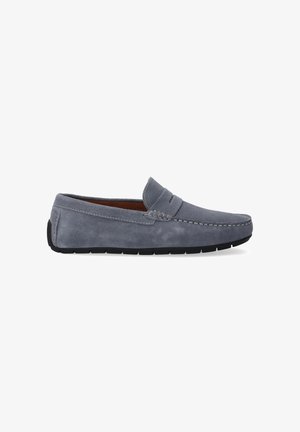 Grijze suède loafers met een gladde textuur, ronde neus en contrasterende zwarte rubberen zool. Bevat een gestikte accent over de bovenkant.