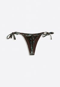 Bas de bikini en velours marron avec motif floral vert et liens latéraux sur fond blanc uni.