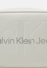 Calvin Klein Jeans SCULPTED CAMERA MONO - Torba preko tijela - white/silver-coloured
