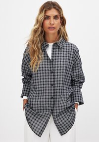 NA-KD Blúzka so zapínaním na gombíky - dark grey check