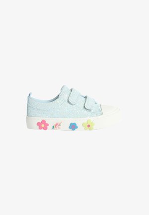 Zapatillas de deporte brillantes de color azul claro con correas de velcro. Suela blanca con decoraciones de flores coloridas y unicornios en el lateral. Textura suave.