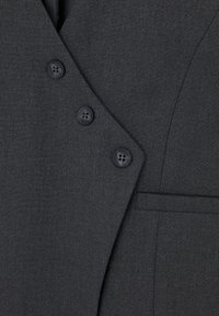 Czarny, szary żakiet w stylu ciemnym, z teksturowanym materiałem, podwójnym zapięciem oraz czterema czarnymi guzikami z przodu, z detalem bocznej kieszeni.