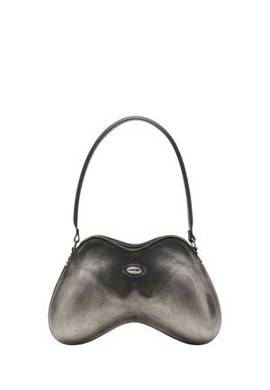 Borsa a mano in pelle nera lucida con forma curva unica e una singola tracolla, con un piccolo dettaglio logo metallico sulla parte anteriore.