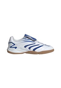 Scarpe da ginnastica bianche con dettagli blu, caratterizzate da una tomaia testurizzata, un design curvo e una suola in gomma naturale. I lacci sono integrati nel design.