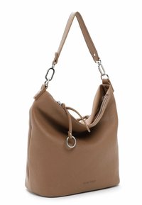 Sac à main en cuir tan avec une finition texturée, au design décontracté, une bandoulière amovible et un accent en anneau circulaire. Il dispose d'une fermeture éclair.