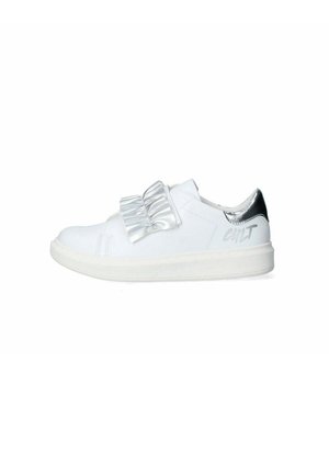Sneaker bianco con un dettaglio a fiocco argentato testurizzato sulla parte frontale, accenti argentati sul tallone e una suola piatta in gomma bianca.