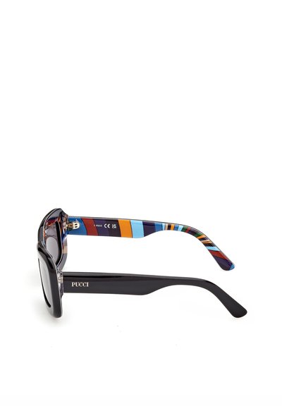 Gafas de sol con montura frontal negra y patillas; una patilla tiene un patrón de rayas de colores y la otra cuenta con la marca "PUCCI".