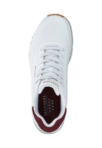 Witte sportieve schoen met geperforeerde bovenkant, ronde neus en bordeauxrode accenten. Beschikt over veters, een gevoerde binnenzool en een rubberen buitenzool.