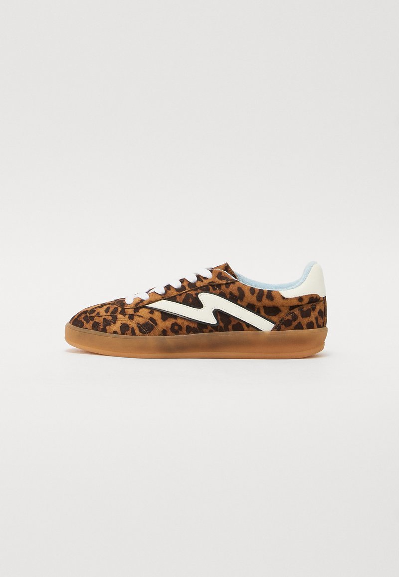 Brune ruskinds sneakers med leopardprint mønster, hvid zigzag detalje, hvide snørebånd og en gummisål i en kontrasterende tan farve.