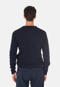 Maglione a coste blu navy con scollo rotondo e maniche lunghe, caratterizzato da un orlo aderente e texture. Vista dal retro, senza motivi o accenti visibili.