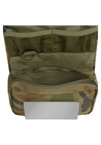 Taška s maskovacím vzorom v odtieňoch zelenej a hnedej, vybavená sieťovanou kapsou a zipsovým priestorom. Obsahuje aj reflexný panel.