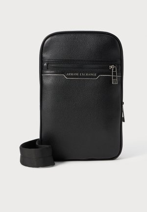 Zwarte leren crossbody tas met een gestructureerde afwerking, voorzak met rits, zilverkleurige hardware accenten en een verstelbare stoffen schouderband.