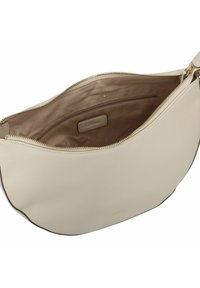 Bolso de piel beige con forma redondeada, que cuenta con un cierre de cremallera y un forro interior suave. Incluye un pequeño bolsillo con cremallera.
