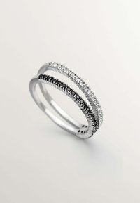 Anillos de plata que presentan filas alternas de piedras negras y transparentes, con una banda texturizada y un acabado pulido y elegante.