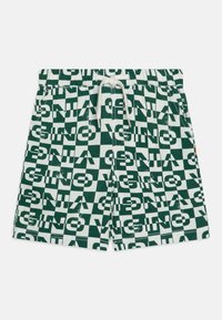 Shorts verdes y blancos con un diseño a cuadros y texto en negrita. Incluyen una cintura elástica con cinta ajustable y bolsillos laterales.