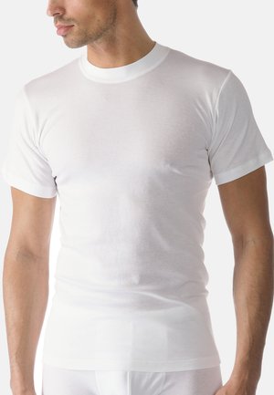 T-shirt blanc à manches courtes, fabriqué en coton léger. Il présente un col rond et un design ajusté, avec un tissu lisse et légèrement texturé.